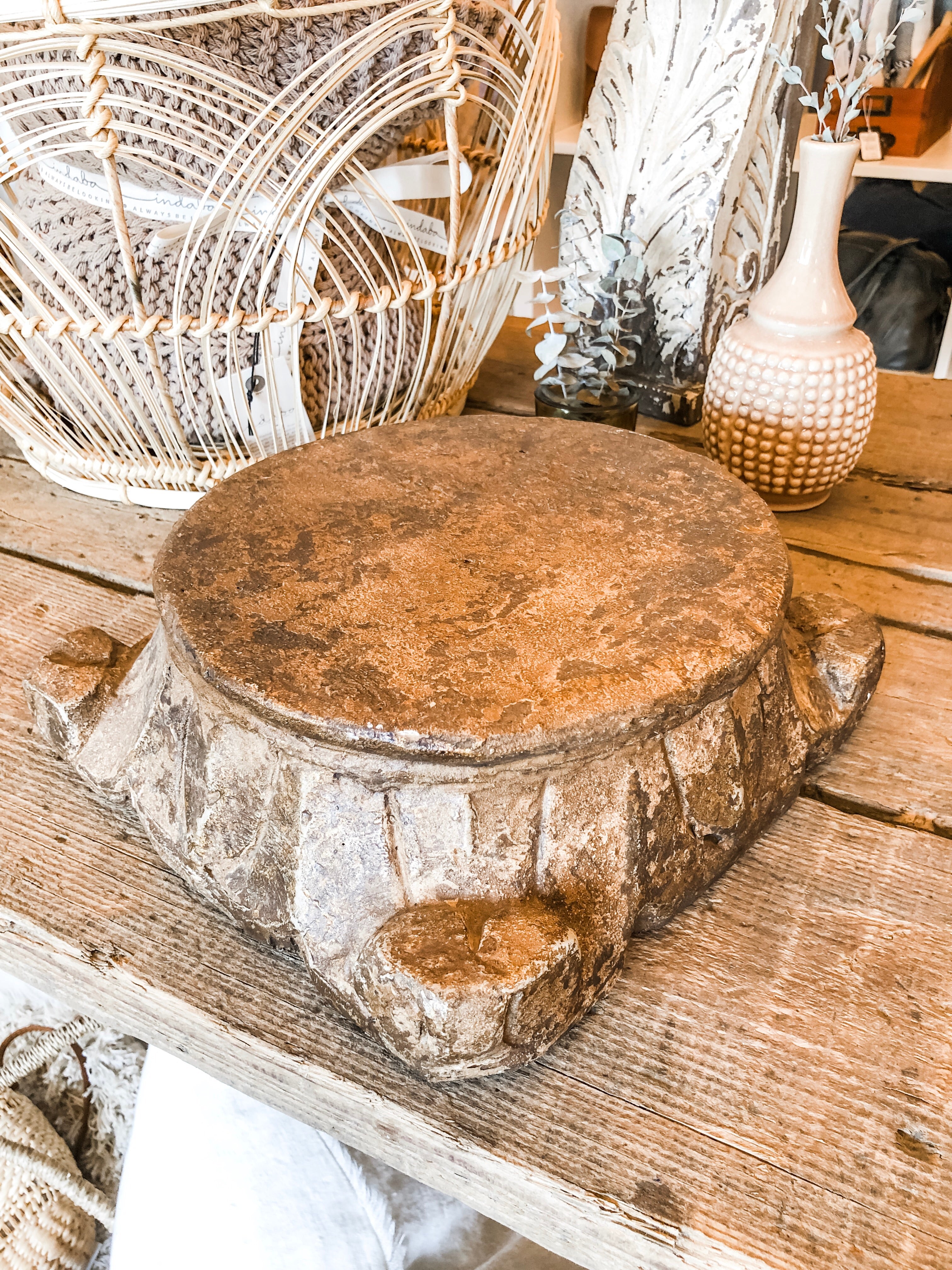 Magnesium Pedestal